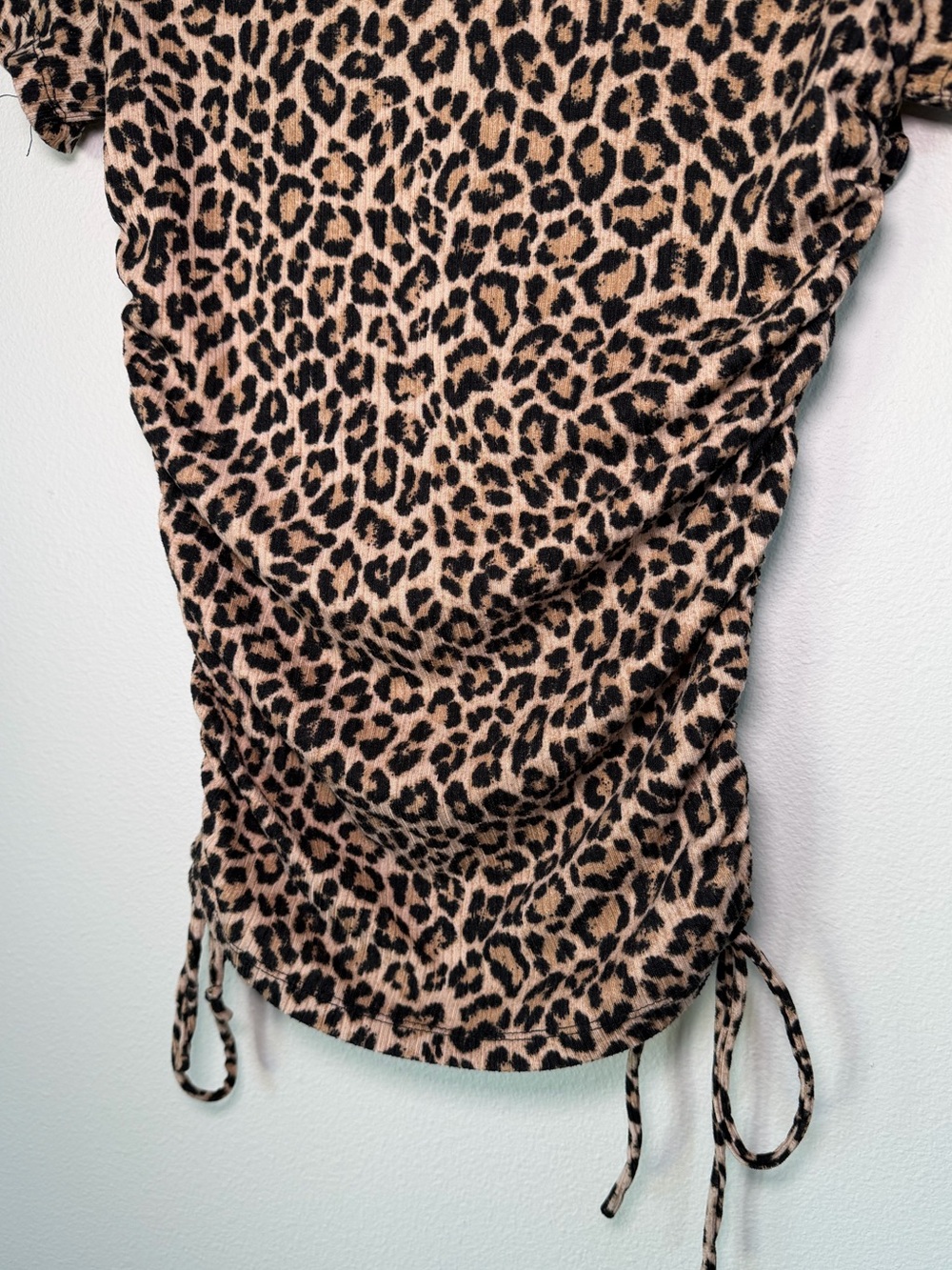 Vibe Sportswear Leopard Print Ribbed Cinched Short Sleeve Top Comfy Athleisure - Picture 3 of 4